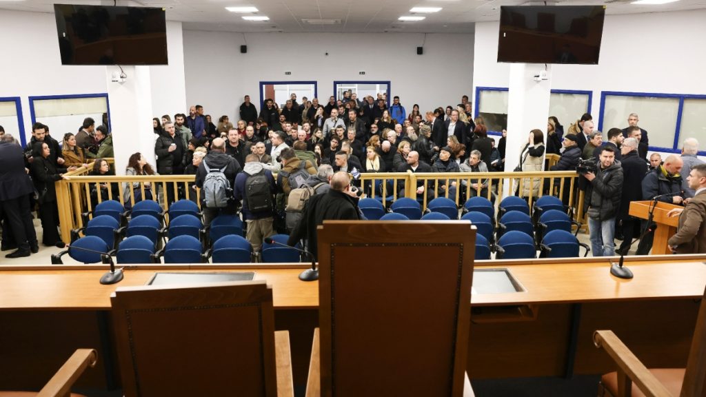 Διεκόπη για την 1η Απριλίου η δίκη των Τεμπών εν μέσω αντιδράσεων για την αίθουσα
