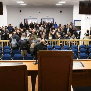 Τέμπη: Διεκόπη για την 1η Απριλίου η δίκη εν μέσω αντιδράσεων για την αίθουσα