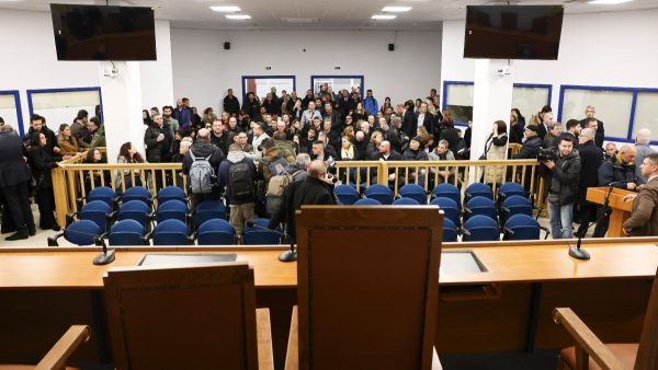 Διεκόπη για την 1η Απριλίου η δίκη των Τεμπών εν μέσω αντιδράσεων για την αίθουσα
