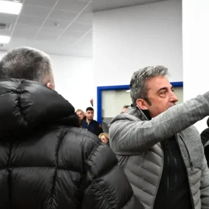 Οργή συγγενών και δικηγόρων στη δίκη της σιδηροδρομικής τραγωδίας των Τεμπών - Τέσσερις διακοπές και γιουχαΐσματα