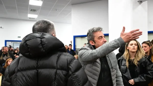 Οργή συγγενών και δικηγόρων στη δίκη της σιδηροδρομικής τραγωδίας των Τεμπών - Τέσσερις διακοπές και γιουχαΐσματα