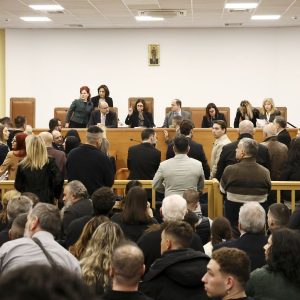 Διεκόπη και πάλι η δίκη για τα Τέμπη λόγω έντασης, αντιδρούν οι συνήγοροι για τη χωρητικότητα της αίθουσας και απειλούν με αποχώρηση