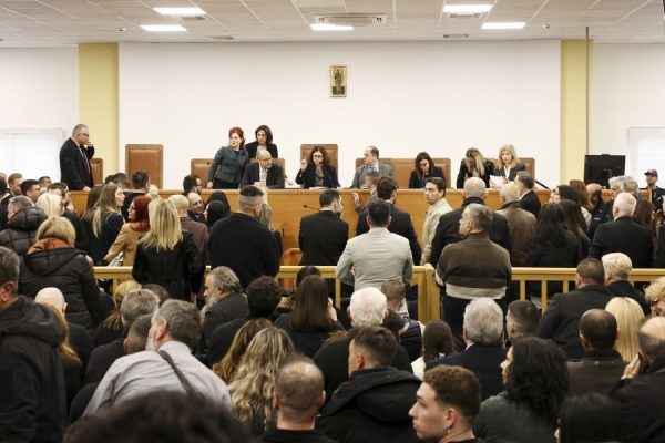 Διεκόπη και πάλι η δίκη για τα Τέμπη λόγω έντασης, αντιδρούν οι συνήγοροι για τη χωρητικότητα της αίθουσας και απειλούν με αποχώρηση