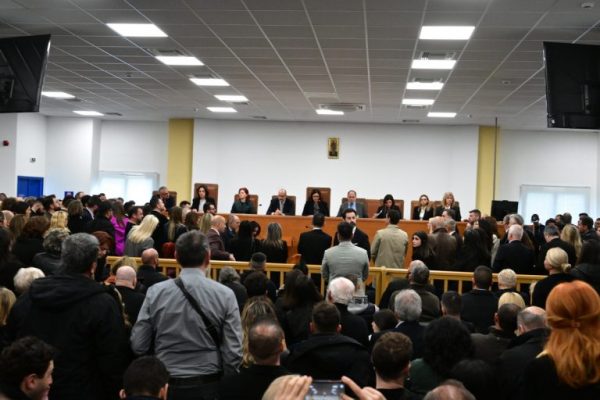 Αύριο ξανά η δίκη για τα Τέμπη, όλες οι αλλαγές που έγιναν - Μεγάλωσε κατά 80 τ.μ. η αίθουσα, πού θα κάθονται οι συγγενείς
