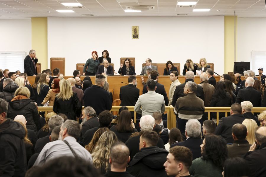 Διεκόπη και πάλι η δίκη για τα Τέμπη λόγω έντασης, αντιδρούν οι συνήγοροι για τη χωρητικότητα της αίθουσας και απειλούν με αποχώρηση