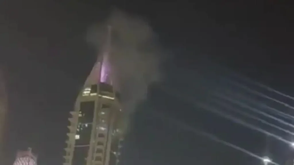 Ντουμπάι: Καπνός σε ουρανοξύστη στη μαρίνα – Νεκρός οδηγός από τα θραύσματα πυραύλων