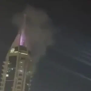 Ντουμπάι: Καπνός σε ουρανοξύστη στη μαρίνα – Νεκρός οδηγός από τα θραύσματα πυραύλων