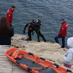 Αγνοείται δύτης στη Βουλιαγμένη: Μεγάλη επιχείρηση εντοπισμού και διάσωσης