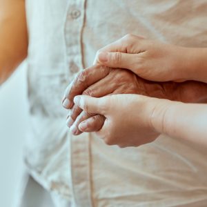 Κυρία με πολυετή εμπειρία αναλαμβάνει τη φροντίδα ηλικιωμένων