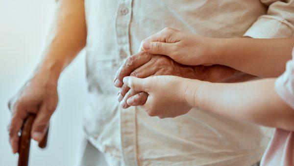 Κυρία με πολυετή εμπειρία αναλαμβάνει τη φροντίδα ηλικιωμένων