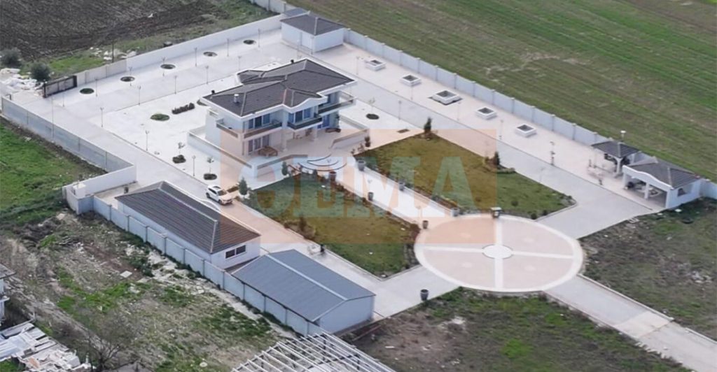 Οικογένεια ρομά που εμπλέκεται στην απάτη με τις χρυσές λίρες είχε μέχρι και ελικοδρόμιο στη βίλα της - Δείτε φωτογραφίες