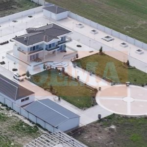 Οικογένεια ρομά που εμπλέκεται στην απάτη με τις χρυσές λίρες είχε μέχρι και ελικοδρόμιο στη βίλα της - Δείτε φωτογραφίες