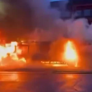 Ελβετία: Σε σοβαρή κατάσταση 3 άτομα από τη φωτιά στο λεωφορείο – Έρευνες για τον άνδρα που αυτοπυρπολήθηκε