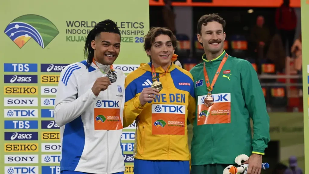 Εμμανουήλ Καραλής: Η απονομή του ασημένιου μεταλλίου στο παγκόσμιο πρωτάθλημα κλειστού στίβου