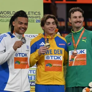 Εμμανουήλ Καραλής: Η απονομή του ασημένιου μεταλλίου στο παγκόσμιο πρωτάθλημα κλειστού στίβου