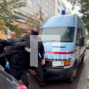 Θάνατος 3χρονου Άγγελου: Με σκυμμένο κεφάλι έφτασαν στα δικαστήρια η μητέρα και ο πατριός