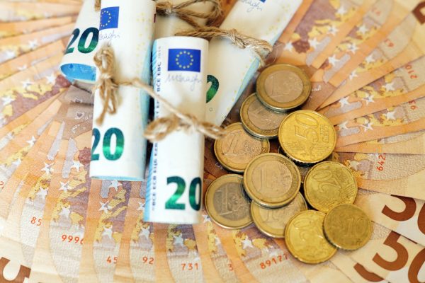Μειωμένα πρόστιμα, αλλαγές στα κρυπτονομίσματα και παρεμβάσεις στα «κόκκινα» δάνεια στο πολυνομοσχέδιο του ΥΠΟΙΚ για φοροπρόστιμα