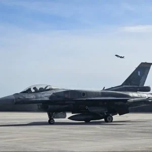 Στην Κύπρο έφτασαν τέσσερα ελληνικά F-16 εν αναμονή των φρεγατών «Κίμων» και «Ψαρά»