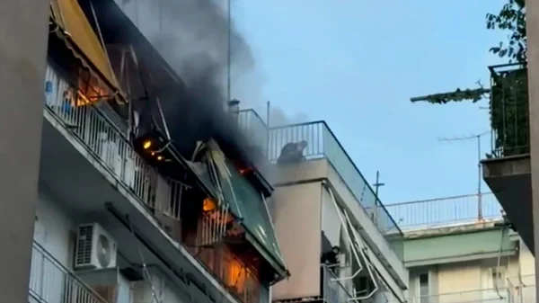 Φωτιά από έκρηξη μπουκάλας υγραερίου σε διαμέρισμα στου Γκύζη: Η φιάλη καρφώθηκε στο απέναντι κτίριο, απεγκλωβίστηκε ζευγάρι ηλικιωμένων
