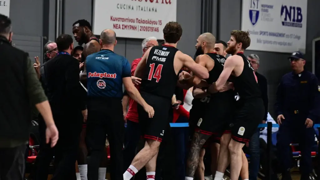 Απίστευτο επεισόδιο του Φουρνιέ με οπαδό στις court seats, αποβλήθηκε ο Γάλλος από το Πανιώνιος – Ολυμπιακός