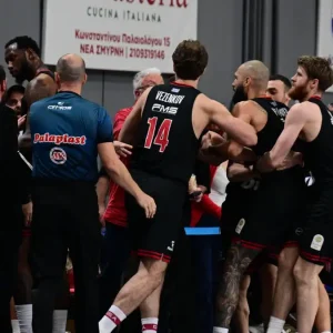 Απίστευτο επεισόδιο του Φουρνιέ με οπαδό στις court seats, αποβλήθηκε ο Γάλλος από το Πανιώνιος – Ολυμπιακός