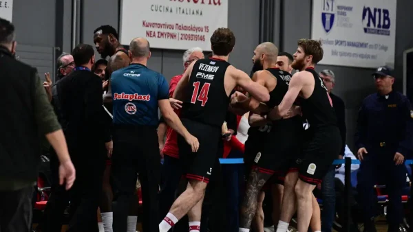 Απίστευτο επεισόδιο του Φουρνιέ με οπαδό στις court seats, αποβλήθηκε ο Γάλλος από το Πανιώνιος – Ολυμπιακός