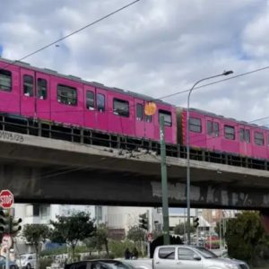 Πώς βάφτηκε φούξια το τρένο που κυκλοφορεί στην Αθήνα και εντυπωσιάζει τους επιβάτες (ΒΙΝΤΕΟ)