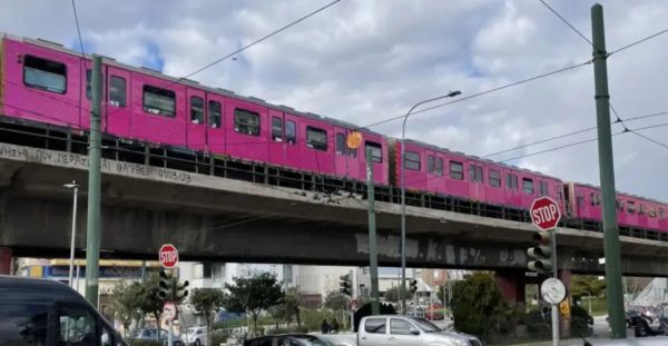 Πώς βάφτηκε φούξια το τρένο που κυκλοφορεί στην Αθήνα και εντυπωσιάζει τους επιβάτες (ΒΙΝΤΕΟ)