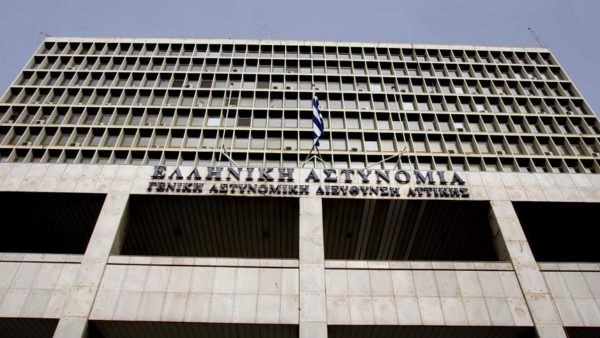 Συνελήφθη ο άνδρας που απειλούσε ότι έχει εκρηκτικά έξω από τη ΓΑΔΑ - Είχε σακίδιο και στα χέρια του αντικείμενο που έμοιαζε με χειροβομβίδα