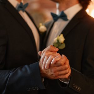 Ιστορική απόφαση από το ΣτΕ: «Ναι» στην υιοθεσία από ομόφυλα ζευγάρια - Συνταγματικός και ο γάμος