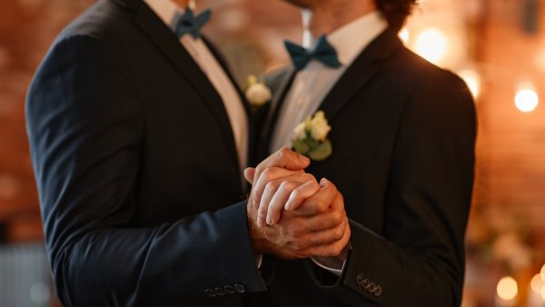 Ιστορική απόφαση από το ΣτΕ: «Ναι» στην υιοθεσία από ομόφυλα ζευγάρια - Συνταγματικός και ο γάμος