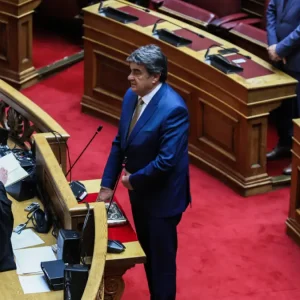 Ορκίστηκε βουλευτής του ΠΑΣΟΚ ο Βαγγέλης Γιαννακούρας - Πήρε την έδρα του Οδυσσέα Κωνσταντινόπουλου