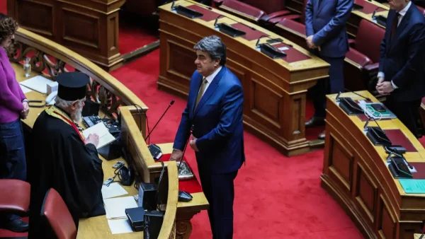 Ορκίστηκε βουλευτής του ΠΑΣΟΚ ο Βαγγέλης Γιαννακούρας - Πήρε την έδρα του Οδυσσέα Κωνσταντινόπουλου