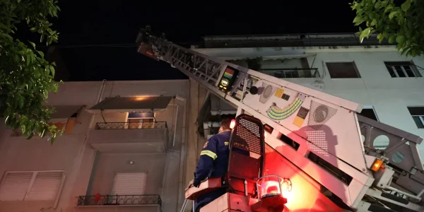 Σε κρίσιμη κατάσταση ο τραυματίας στου Γκύζη: Φωτιά από έκρηξη φιάλης υγραερίου που καρφώθηκε σε διαμέρισμα