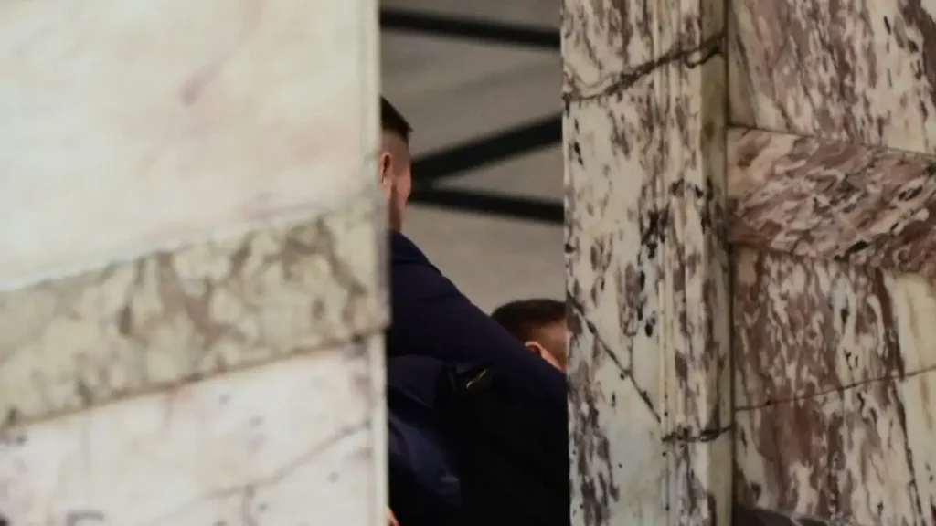 Ξεκίνησε η δίκη για τον ξυλοδαρμό Γραμμένου στη Βουλή: Τα «γαλλικά» μεταξύ Βελόπουλου και Φλώρου