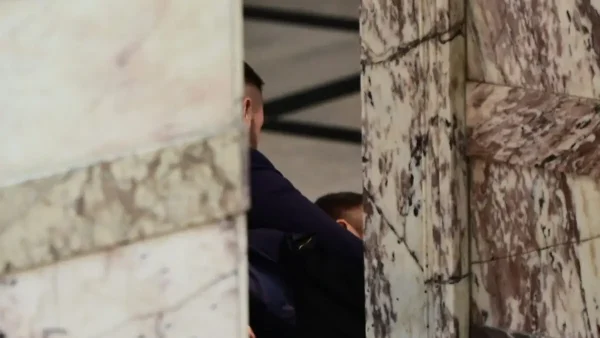 Ξεκίνησε η δίκη για τον ξυλοδαρμό Γραμμένου στη Βουλή: Τα «γαλλικά» μεταξύ Βελόπουλου και Φλώρου