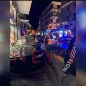 Αυτοκίνητο παρέσυρε 27χρονη και «καρφώθηκε» σε βιτρίνα καταστήματος
