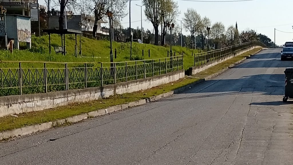 Φτιάξτε πεζοδρόμια στην οδό Μάνου Χατζηδάκι