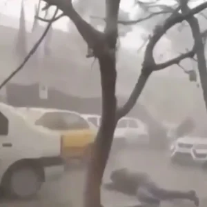 Συγκλονιστικό βίντεο από πυραυλικές επιθέσεις στην Τεχεράνη - Ιρανή προσεύχεται στον Αλλάχ λίγο πριν πέσει νεκρή