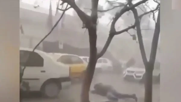 Συγκλονιστικό βίντεο από πυραυλικές επιθέσεις στην Τεχεράνη - Ιρανή προσεύχεται στον Αλλάχ λίγο πριν πέσει νεκρή