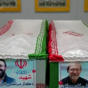 Ιράν: Οι πρώτες φωτογραφίες με τα φέρετρα του Αλί Λαριτζανί και του γιου του