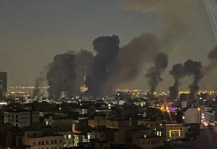 Γιατί αντέχει ακόμη το Ιράν παρά τους αδιάκοπους βομβαρδισμούς