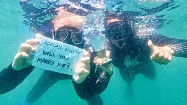 Metallica: Παντρεύεται ξανά ο James Hetfield – Έκανε υποβρύχια πρόταση γάμου στη σύντροφό του, Adriana Gillett