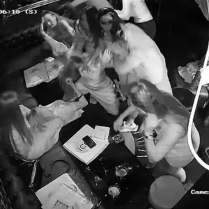 Χάος σε κλαμπ του Λονδίνου: Μητέρα και κόρες πιάστηκαν στα χέρια με εκτός υπηρεσίας αστυνομικούς, βίντεο