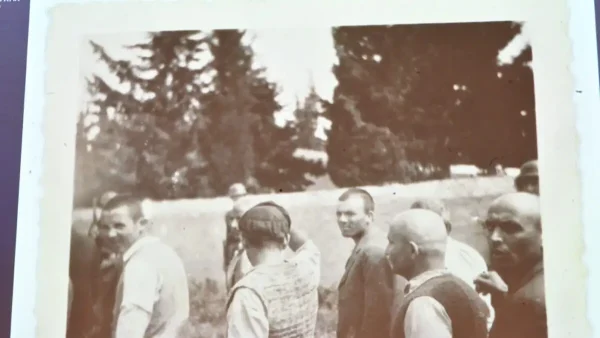 Καισαριανή: Παρουσιάστηκαν από το ΥΠΠΟ οι φωτογραφίες – ντοκουμέντα της εκτέλεσης των 200