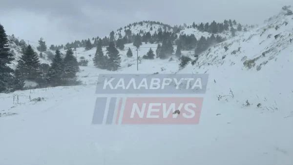 Καλάβρυτα: Οδηγοί εγκλωβίστηκαν στα χιόνια, επί τόπου μηχανήματα της Πολιτικής Προστασίας