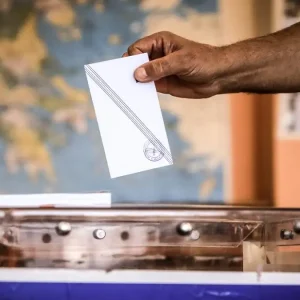 Δημοσκόπηση MRB: Στις17,1 μονάδες η διαφορά ΝΔ και ΠΑΣΟΚ – Ουδετερότητα στον πόλεμο ζητούν οι πολίτες