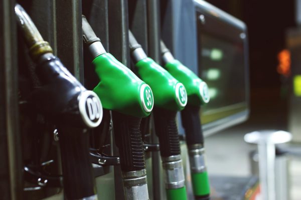 Το ράλι του πετρελαίου φέρνει νέα αύξηση στα καύσιμα – Αμόλυβδη και πετρέλαιο κίνησης πάνω από τα 2,10 ευρώ αυτή την εβδομάδα
