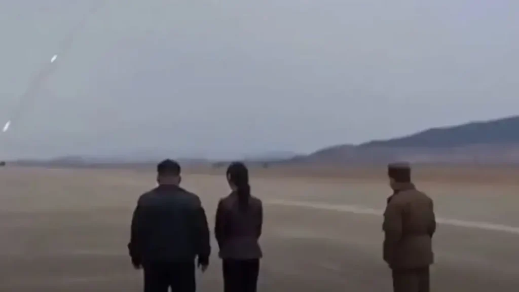 Ο Κιμ Γιονγκ Ουν παρακολουθεί με την κόρη του εκτόξευση βαλλιστικών πυραύλων – Το εντυπωσιακό βίντεο