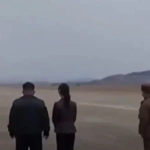 Ο Κιμ Γιονγκ Ουν παρακολουθεί με την κόρη του εκτόξευση βαλλιστικών πυραύλων – Το εντυπωσιακό βίντεο